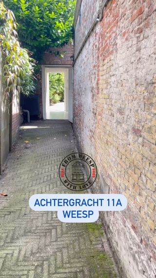 Ben jij al nieuwsgierig?
Wil jij weten waar deze mooie steeg naar toe leidt?

Soms komen er van die woningen beschikbaar, die je wil zien……..dit Rijksmonument van 159 m² in het centrum van #Weesp is er zo één.

Specs check:
Rijksmonument 
159m2
Ruim dakterras 
Tuin/plaats 
Schuur met kap en veel bergruimte.

Achtergracht 11A 
Vraagprijs € 850.000,- k.k.
