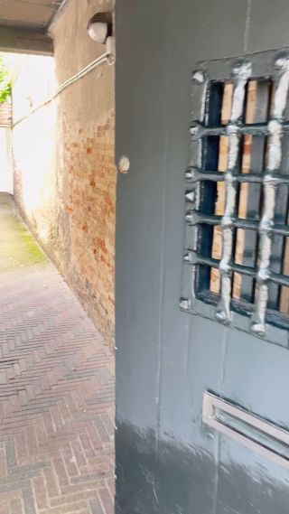 Loop je mee door de mooie monumentale oude poortdeur naar het Rijksmonument aan de Achtergracht 11A in Weesp.

Specs check:
Rijksmonument 
159m2
Ruim dakterras 
Tuin/plaats 
Schuur met kap en veel bergruimte.

Achtergracht 11A 
Vraagprijs € 850.000,- k.k.