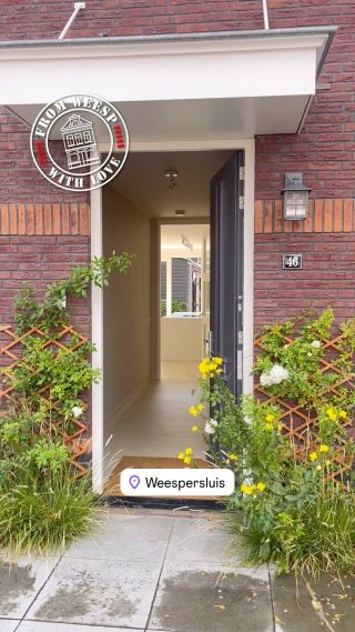 Huren in Weespersluis?
Een kneiter mooi verbouwde eengezinswoning met een luxe keuken, 4 slaapkamers, een moderne badkamer en ook nog zonnepanelen en 2 parkeerplaatsen.

Fort Blauwkapelstraat 46
160 m² woonoppervlakte 
€ 3.250 /mnd

Meer weten: check link in BIO